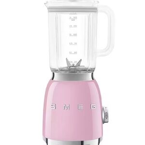 Pink Smeg blender